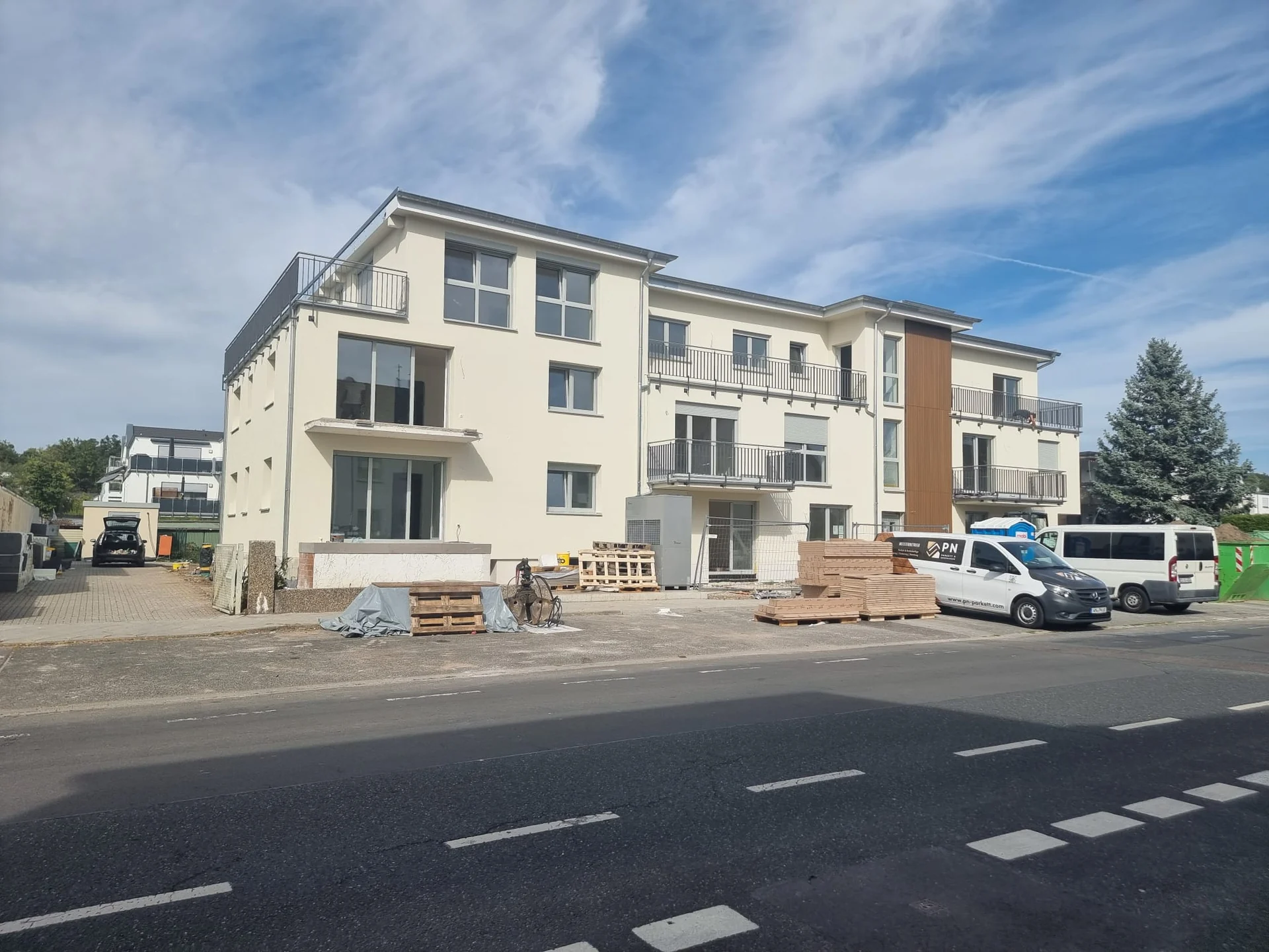 Aktuelle Straßenansicht des Wohngebäudes