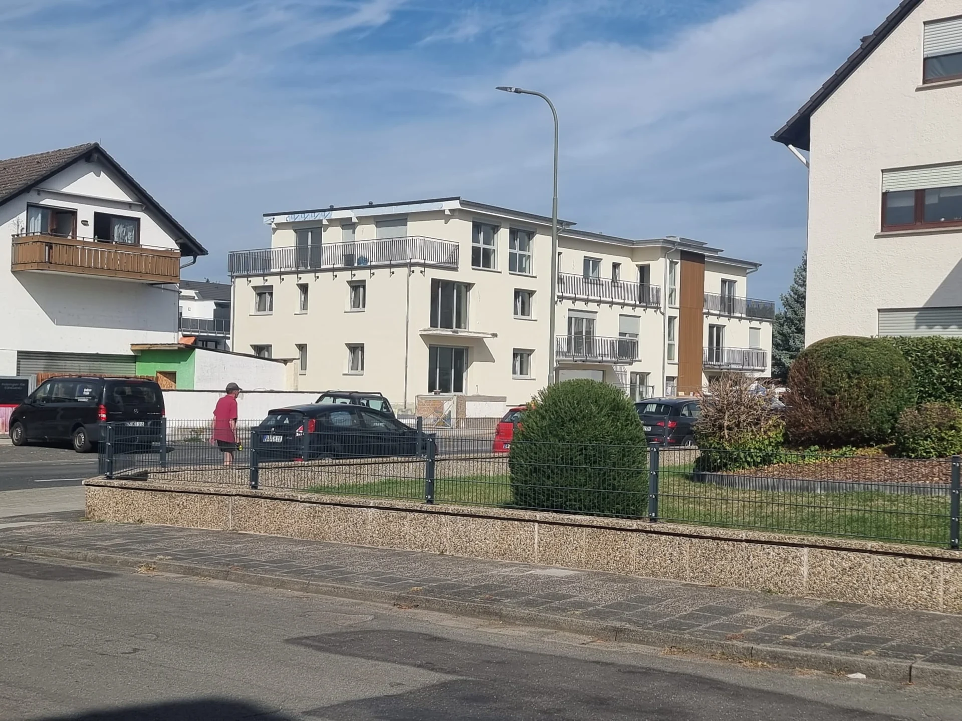 LANDLEBEN Gebäude aus der Nachbarschaft gesehen